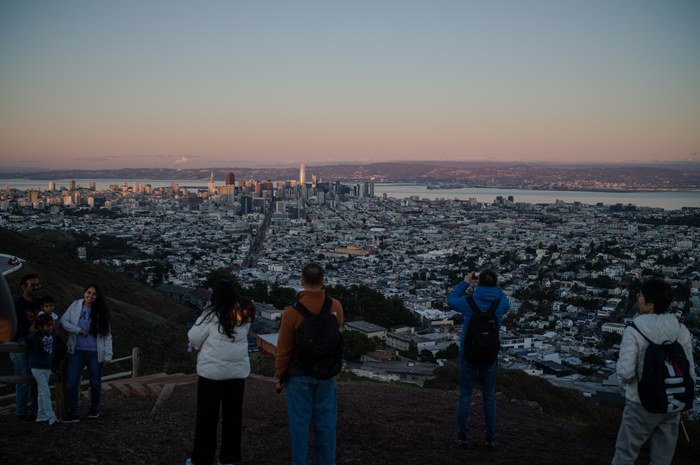 LEICA M11 · Apo-Summicron-M 1:2/35 ASPH. · f/3.4 · 1/250s · ISO 64 · Taken: 2025-12-27 17:52:06 · Uploaded: 2026-09-13 14:20