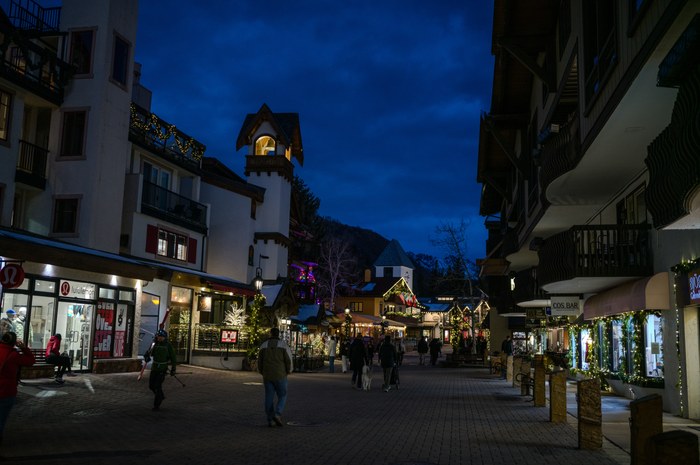 LEICA M11 · Apo-Summicron-M 1:2/35 ASPH. · f/2.8 · 1/60s · ISO 1000 · Taken: 2025-12-17 17:07:24 · Uploaded: 2026-09-13 22:45
